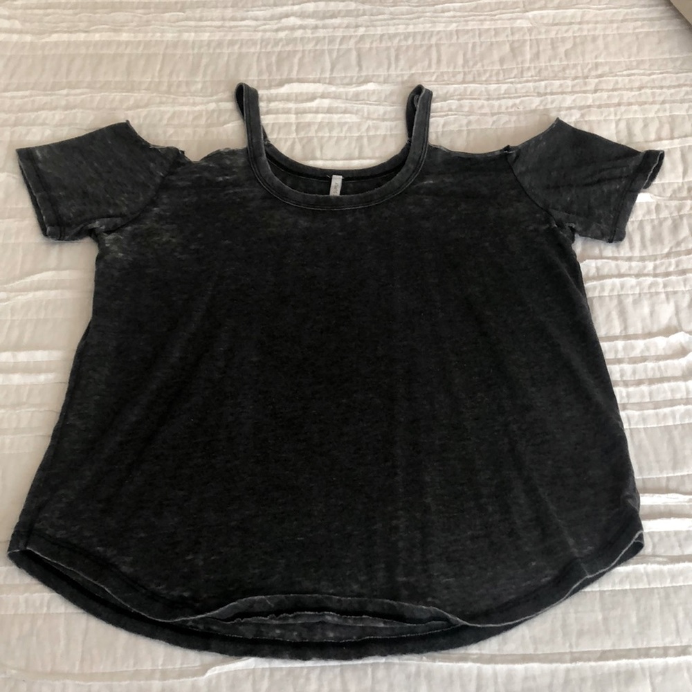 Z Supply cold shoulder top. Gray. Medium.